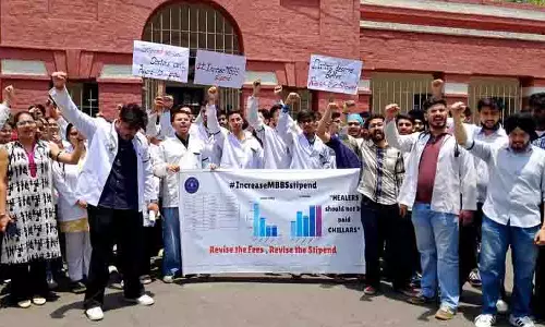 सरकारी मेडिकल कॉलेज में MBBS इंटर्न ने कम वजीफे के विरोध में प्रदर्शन किया सरकारी मेडिकल कॉलेज में MBBS इंटर्न ने कम वजीफे के विरोध में प्रदर्शन किया