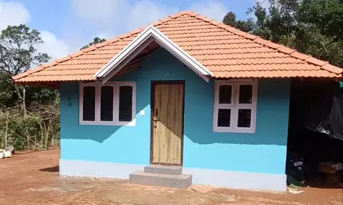 Somvarpet : मीना के परिवार को घर सौंपा गया Somvarpet : मीना के परिवार को घर सौंपा गया
