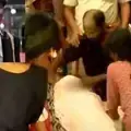 Kerala : कंधों पर उठाकर घर ले जाए जा रहे अनंथु की अंतिम यात्रा में गांव वाले आंसुओं से भर गए Kerala : कंधों पर उठाकर घर ले जाए जा रहे अनंथु की अंतिम यात्रा में गांव वाले आंसुओं से भर गए