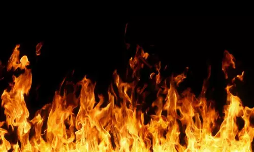Dhanbad: पुराने समाहरणालय में शॉर्ट सर्किट से लगी आग, बड़ा हादसा टला