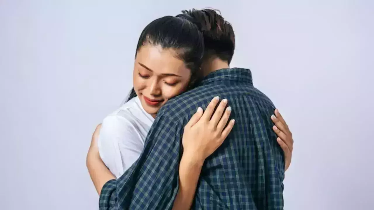 Man Mums का क्रेज: लड़के लड़कियों को गले लगाकर चार्ज करते हैं फीस Man Mums का क्रेज: लड़के लड़कियों को गले लगाकर चार्ज करते हैं फीस