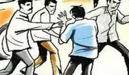 Ranchi: ट्रैफिक पुलिस और टेंपो चालक में जमकर हुई मारपीट Ranchi: ट्रैफिक पुलिस और टेंपो चालक में जमकर हुई मारपीट