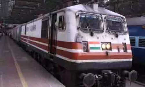 Mumbai के पास चलती लोकल ट्रेन से दस यात्री गिरे, एक की मौत