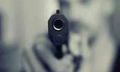 Patna सिटी में एक ही परिवार के तीन सदस्यों को गोली मारी गई, दो की हालत गंभीर Patna सिटी में एक ही परिवार के तीन सदस्यों को गोली मारी गई, दो की हालत गंभीर