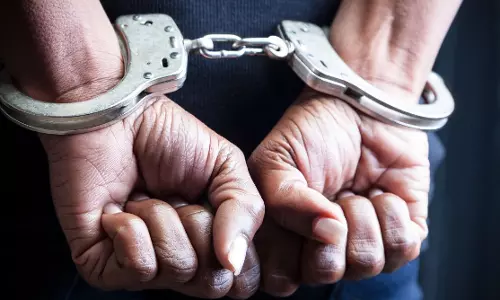 Farrukhabad: पुलिस ने 25 हजार के इनामी को गिरफ्तार किया Farrukhabad: पुलिस ने 25 हजार के इनामी को गिरफ्तार किया