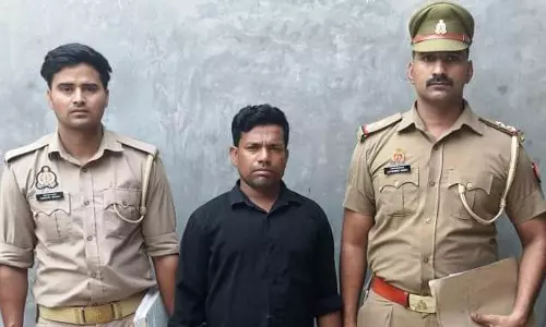 Farrukhabad: अपराधी पर चला पुलिस का शिकंजा, पकड़ा गया वांछित आरोपी Farrukhabad: अपराधी पर चला पुलिस का शिकंजा, पकड़ा गया वांछित आरोपी