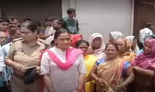 किशोर दौड़ रहे शराब भट्टी की ओर, महिलाओं ने की तत्काल हटाने की मांग