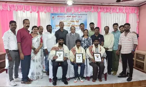 पत्रकार इस्माइल Kandakere को कूवरकोली पुष्पलता चंद्रशेखर मीडिया पुरस्कार प्रदान किया पत्रकार इस्माइल Kandakere को कूवरकोली पुष्पलता चंद्रशेखर मीडिया पुरस्कार प्रदान किया