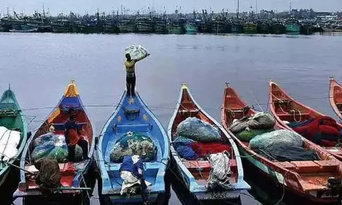 ट्रॉलिंग प्रतिबंध: नावें फंसने लगीं