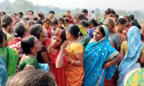 अनियंत्रित ट्रैक्टर से कुचलकर दादी-पोते की मौत, विरोध में सड़क जाम अनियंत्रित ट्रैक्टर से कुचलकर दादी-पोते की मौत, विरोध में सड़क जाम