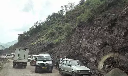 Jammu : उड़ी-बारामुला एनएच पर निर्माण कार्य से हालात खतरनाक