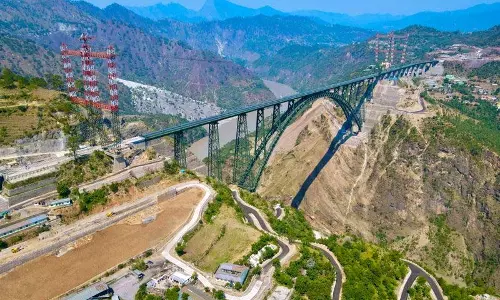 पायलटों की विशेष घोषणा के बाद Chenab पुल की तस्वीर लेने के लिए हवाई यात्रियों में होड़ पायलटों की विशेष घोषणा के बाद Chenab पुल की तस्वीर लेने के लिए हवाई यात्रियों में होड़
