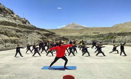 Jammu: लद्दाख में योग सत्र आयोजित