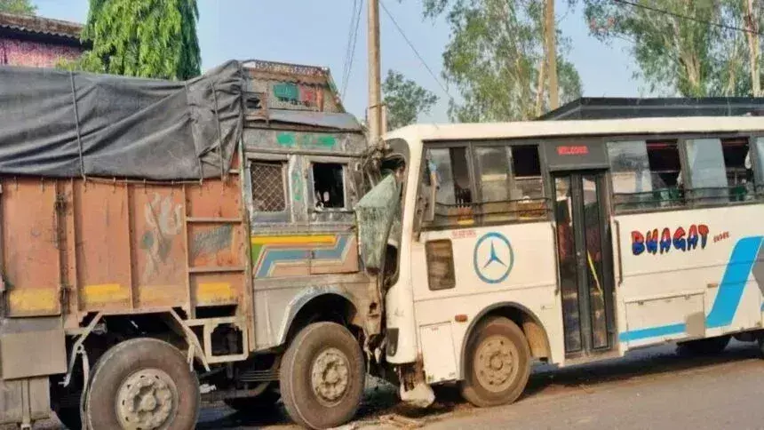 Latehar: ट्रक और बस की भीषण टक्‍कर, आठ यात्री घायल दो गंभीर