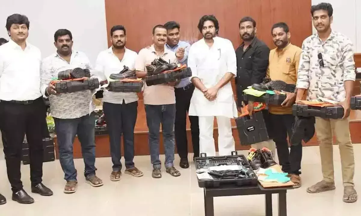 Andhra: पिथापुरम के इलेक्ट्रीशियनों को सुरक्षा किट वितरित की गईं