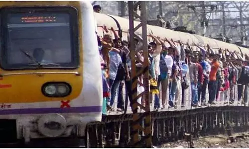 Mumbai की सभी उपनगरीय ट्रेनों में जल्द ही स्वचालित दरवाजे लगेंगे Mumbai की सभी उपनगरीय ट्रेनों में जल्द ही स्वचालित दरवाजे लगेंगे