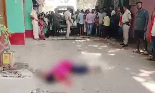 दिनदहाड़े गोलीबारी: मां-बेटी की मौत, परिवार पर अंधाधुंध फायरिंग दिनदहाड़े गोलीबारी: मां-बेटी की मौत, परिवार पर अंधाधुंध फायरिंग