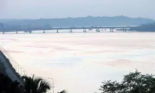 कैसीनो-रेस्तरां से निकले अनुपचारित कचरे से Mandovi नदी अवरुद्ध