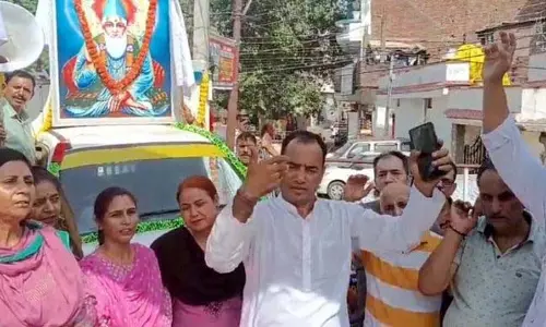 Jammu: संत कबीर दास जी की शोभा यात्रा निकाली गई Jammu: संत कबीर दास जी की शोभा यात्रा निकाली गई