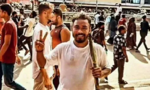 बांग्लादेश में विरोध प्रदर्शन में शामिल TMC कार्यकर्ता को बंगाल में मतदाता के रूप में सूचीबद्ध किया