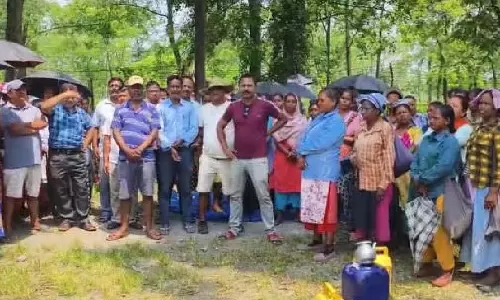 TMC यूनियन ने बकाया वेतन का विरोध कर रहे एंड्रयू यूल श्रमिकों के आंदोलन का समर्थन किया TMC यूनियन ने बकाया वेतन का विरोध कर रहे एंड्रयू यूल श्रमिकों के आंदोलन का समर्थन किया
