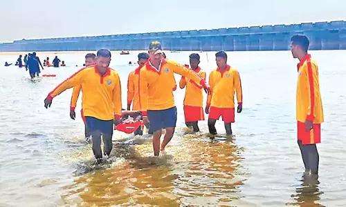 Telangana : मेडिगड्डा बैराज में लापता छह लोगों के शव मिले Telangana : मेडिगड्डा बैराज में लापता छह लोगों के शव मिले