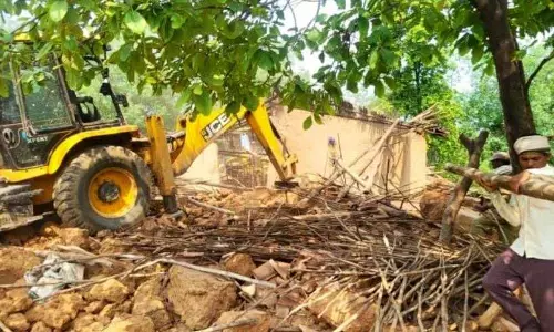 100 एकड़ वन भूमि से अतिक्रमण हटाया गया
