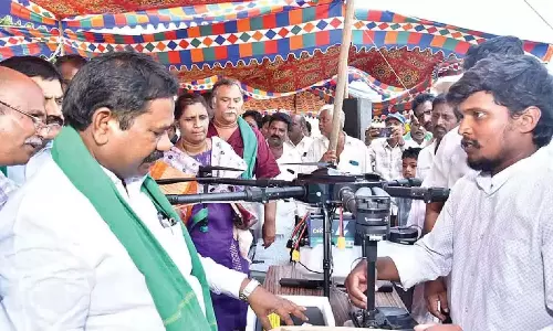 मंत्री ने कृषि उपकरण वितरित किए मंत्री ने कृषि उपकरण वितरित किए