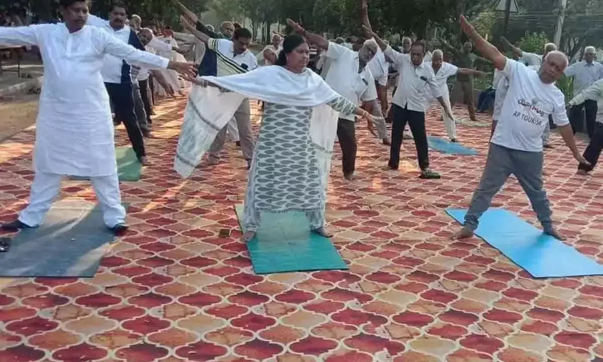 Andhra: योग उम्र से संबंधित बीमारियों का समाधान है