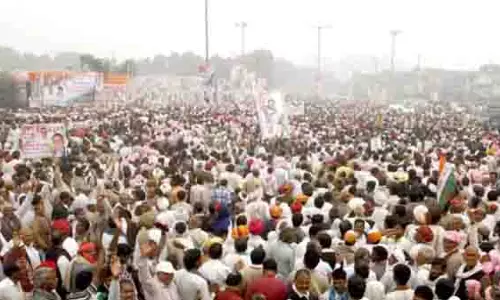 ट्रम्प और न्यूसम के बीच सैनिकों को लेकर तकरार के कारण लॉस एंजेल्स में झड़पें बढ़ गईं ट्रम्प और न्यूसम के बीच सैनिकों को लेकर तकरार के कारण लॉस एंजेल्स में झड़पें बढ़ गईं