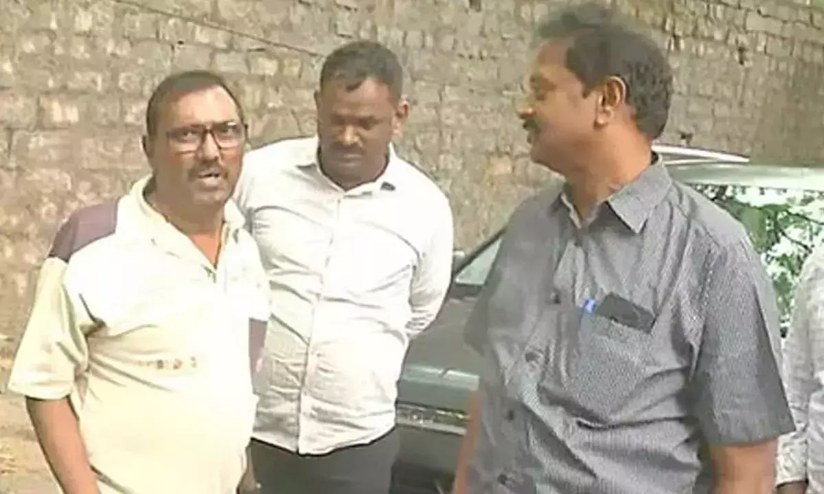 Amravati की महिलाओं के खिलाफ अपमानजनक टिप्पणी के लिए ‘साक्षी टीवी’ के एंकर को गिरफ्तार किया गया Amravati की महिलाओं के खिलाफ अपमानजनक टिप्पणी के लिए ‘साक्षी टीवी’ के एंकर को गिरफ्तार किया गया