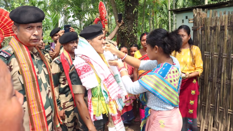 Assam : ऑपरेशन सिंदूर’ के दौरान घायल हुआ बीएसएफ जवान घर लौटा, हुआ भव्य स्वागत