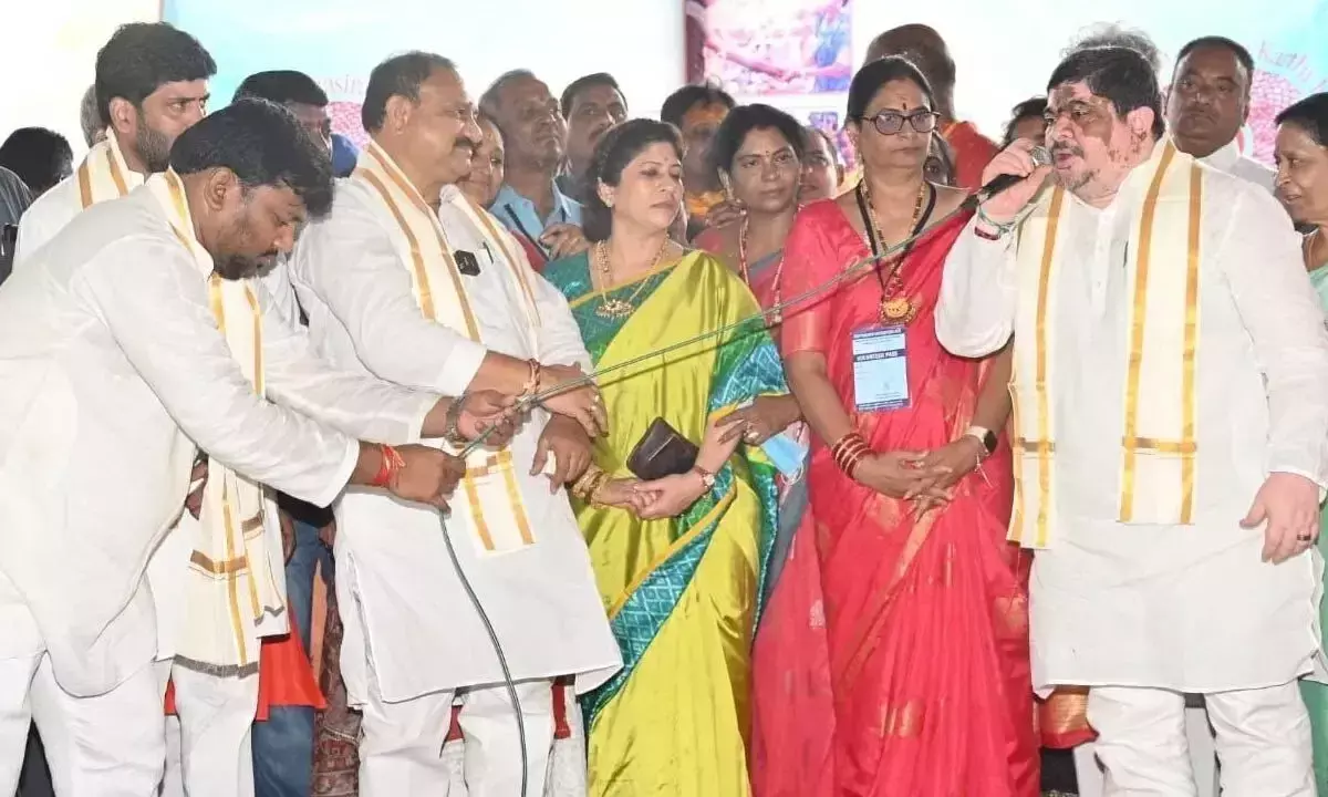 Telangana: नामपल्ली में बथिनी के प्रसिद्ध मछली प्रसादम में हजारों की भीड़ उमड़ती है Telangana: नामपल्ली में बथिनी के प्रसिद्ध मछली प्रसादम में हजारों की भीड़ उमड़ती है