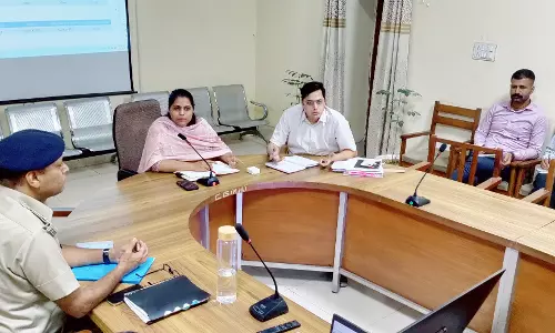 Sri Ganganagar: साप्ताहिक समीक्षा बैठक में जिला कलेक्टर ने दिए निर्देश