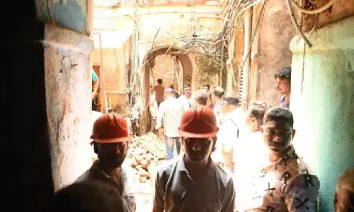 Bengal: बोउबाजार में प्राचीन इमारत की दो बालकनियाँ गिरने से राजमिस्त्री की मौत Bengal: बोउबाजार में प्राचीन इमारत की दो बालकनियाँ गिरने से राजमिस्त्री की मौत