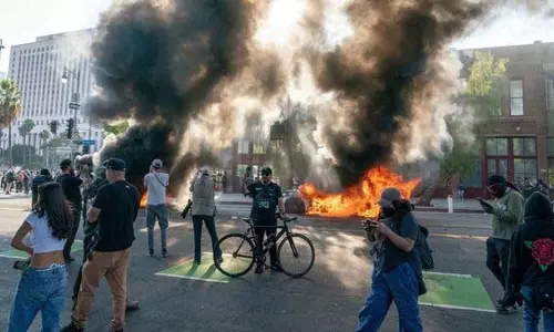 California के गवर्नर न्यूसम ने गार्ड तैनाती को लेकर ट्रम्प प्रशासन पर मुकदमा दायर किया