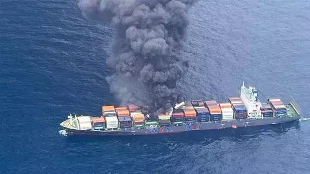 Kerala: भटके जहाज वान हाई 503 की तलाश तेज, 5 जहाज और 3 विमान तैनात Kerala: भटके जहाज वान हाई 503 की तलाश तेज, 5 जहाज और 3 विमान तैनात