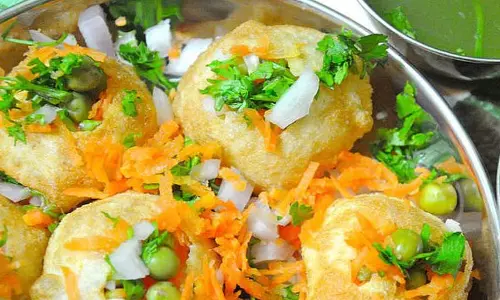 Arambagh में फुचका खाने से 15 लोग अस्पताल में भर्ती