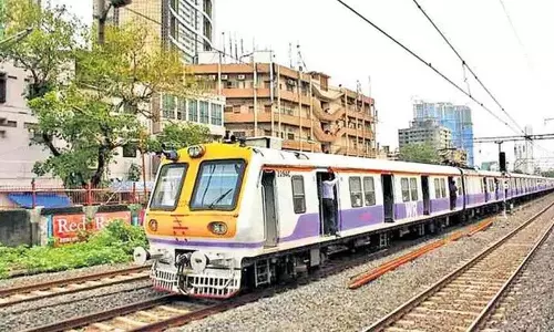 मुंबई लोकल ट्रेन दुर्घटना में 4 की मौत, 9 घायल