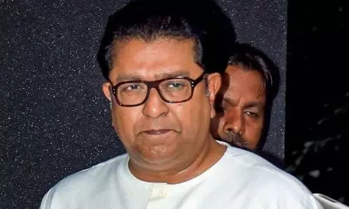 राज ठाकरे ने मुंबई रेल हादसे के लिए प्रवासियों को जिम्मेदार ठहराया, विवाद शुरू