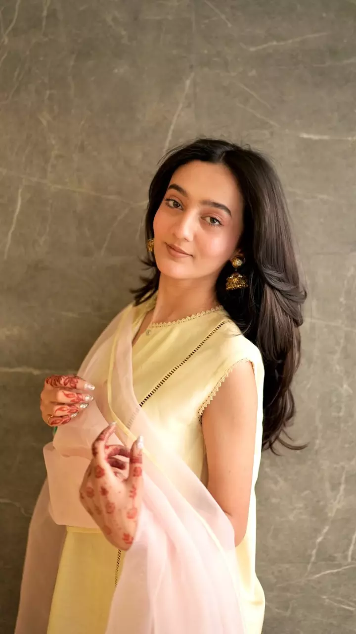 राबिया फैसल दिखी हॉट