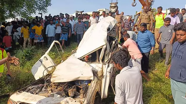 कंटेनर ट्रक ने सड़क किनारे खाना खा रहे विदेशी नागरिकों को टक्कर मारी, 2 की मौत कंटेनर ट्रक ने सड़क किनारे खाना खा रहे विदेशी नागरिकों को टक्कर मारी, 2 की मौत