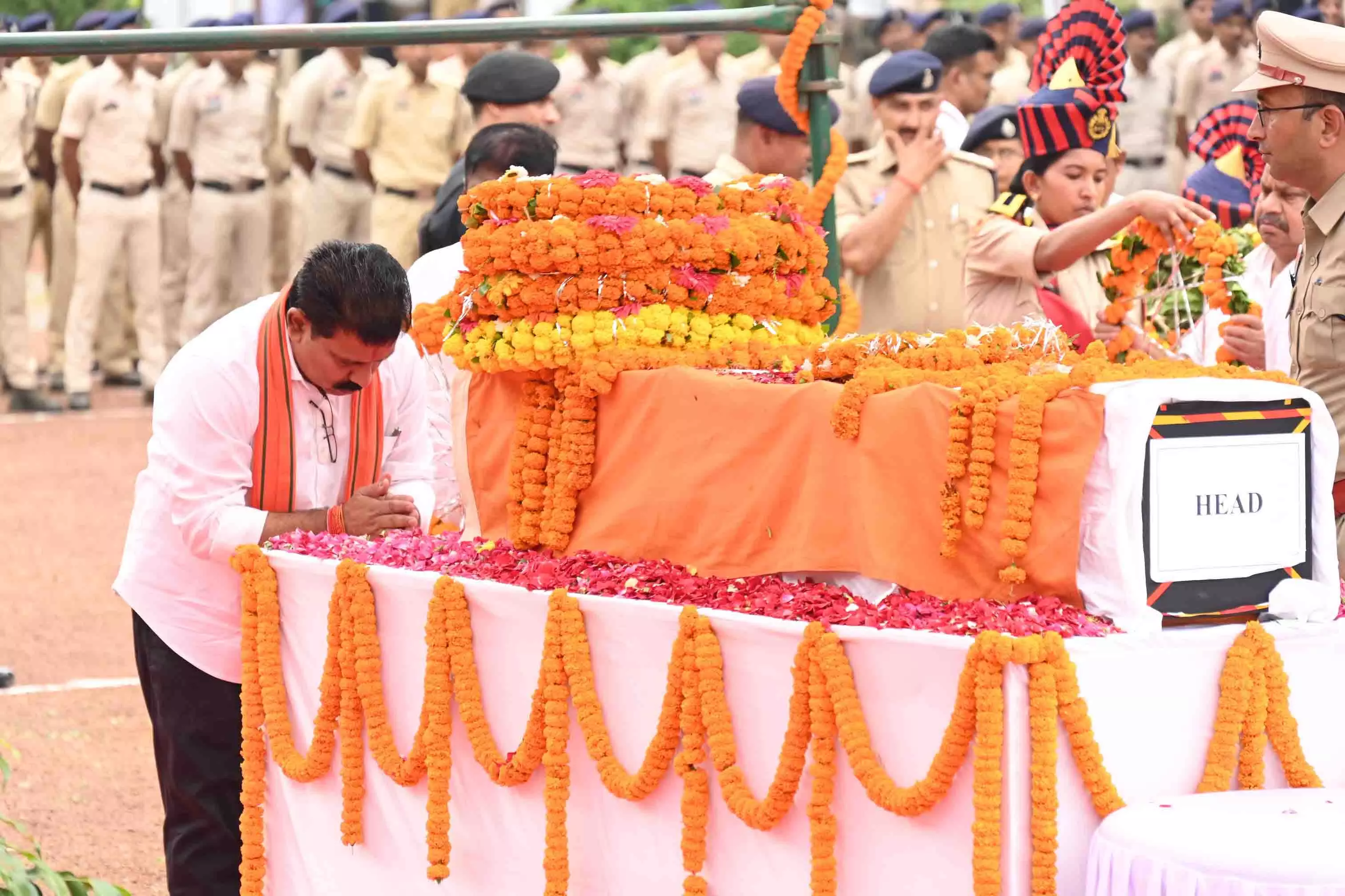 शौर्य को सलाम : शहीद आकाश राव गिरेपुंजे को गार्ड ऑफ ऑनर दिया गया शौर्य को सलाम : शहीद आकाश राव गिरेपुंजे को गार्ड ऑफ ऑनर दिया गया