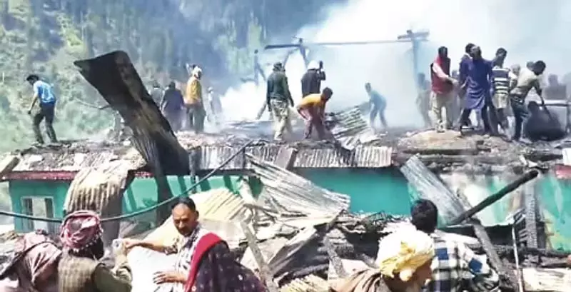 डोडा के भलेसा में मकान जलकर राख, लाखों का नुकसान डोडा के भलेसा में मकान जलकर राख, लाखों का नुकसान