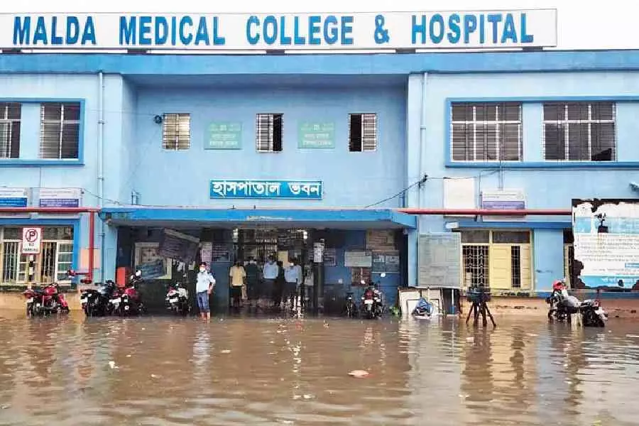Malda मेडिकल कॉलेज एवं अस्पताल के संविदा कर्मचारियों ने वेतन के मुद्दे पर काम नहीं किया Malda मेडिकल कॉलेज एवं अस्पताल के संविदा कर्मचारियों ने वेतन के मुद्दे पर काम नहीं किया