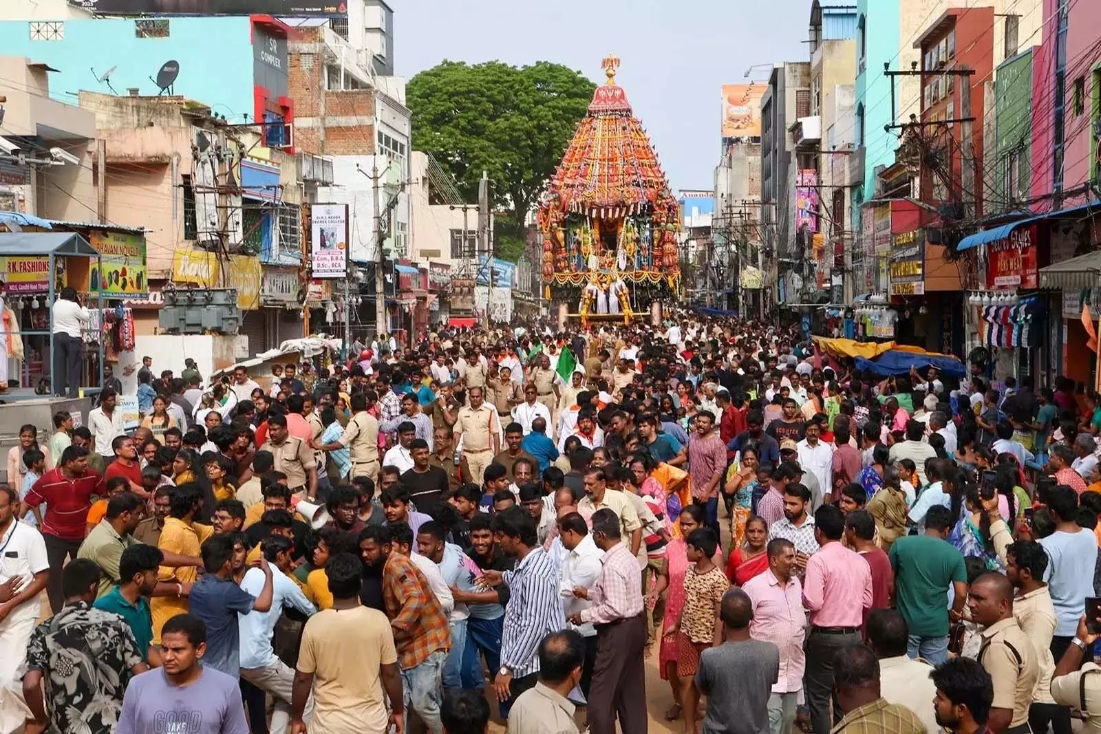 Tirupati में गोविंदराज स्वामी के लिए भव्य रथोत्सवम Tirupati में गोविंदराज स्वामी के लिए भव्य रथोत्सवम