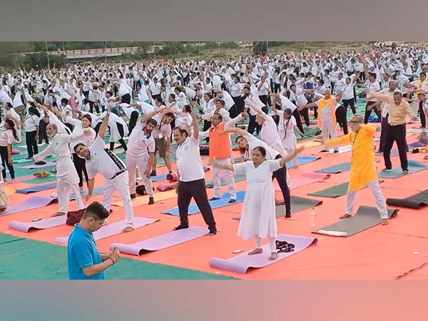 International Yoga Day से पहले वडोदरा में योग शिविर का आयोजन International Yoga Day से पहले वडोदरा में योग शिविर का आयोजन