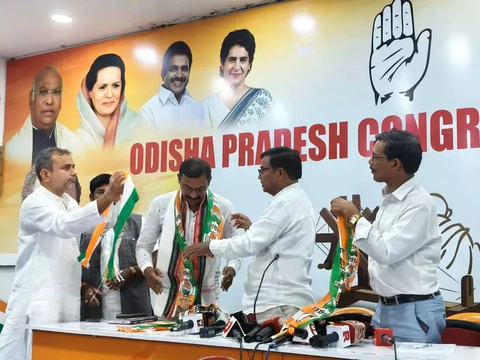 वरिष्ठ पत्रकार अरबिंद दास Odisha में कांग्रेस में शामिल हुए वरिष्ठ पत्रकार अरबिंद दास Odisha में कांग्रेस में शामिल हुए