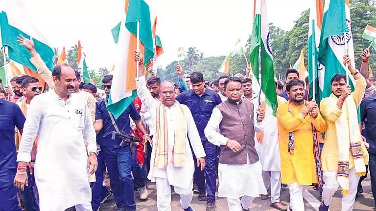 CM ने राज्य में अवैध बांग्लादेशी प्रवासियों के खिलाफ सख्त कार्रवाई का संकल्प लिया CM ने राज्य में अवैध बांग्लादेशी प्रवासियों के खिलाफ सख्त कार्रवाई का संकल्प लिया