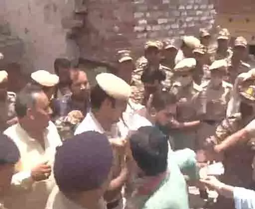 आतिशी का बयान: “BJP और रेखा गुप्ता को झुग्गी वालों की हाय लगेगी” आतिशी का बयान: “BJP और रेखा गुप्ता को झुग्गी वालों की हाय लगेगी”
